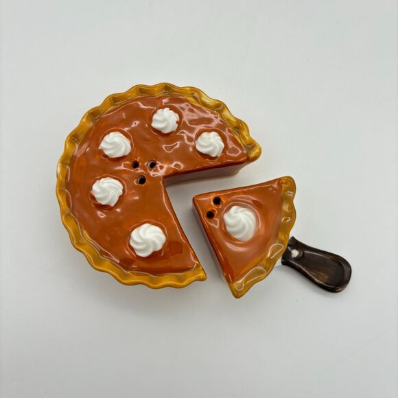 Cracker Barrel Salt Pepper Shakers Pumpkin Pie Thanksgiving Dessert UNUSED Decor - Picture 1 of 5